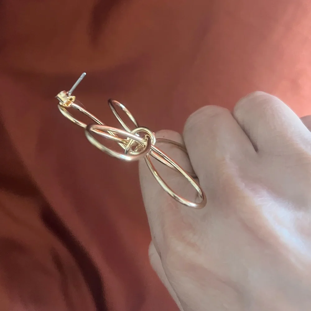 SHASHI Anemone Outline Goldplated Stud Earrings-NWOT - Picture 7 of 15